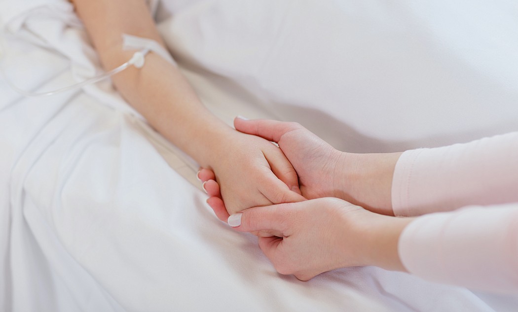 hände-patient-kind-mutter-händehalten