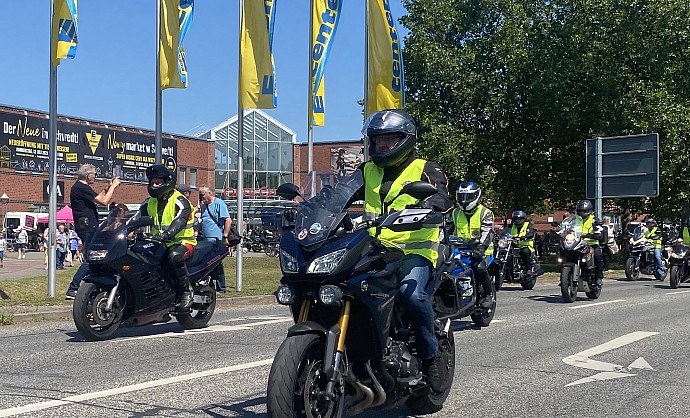 Biker des Vereins Schwedter Blutsbrüdertour auf ihren Motorrädern