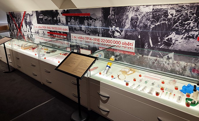 Ausstellungsexponate zur Blutspende während der Weltkriege
