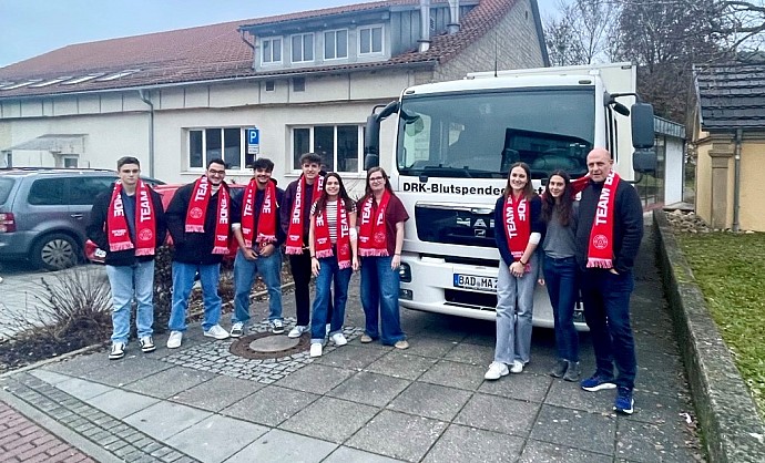 gruppe-gruppenbild-aussen-fahrzeug