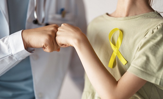 symbolfoto-arme-kind-arzt-goldene-schleife