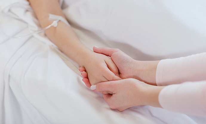 hände-patient-kind-mutter-händehalten