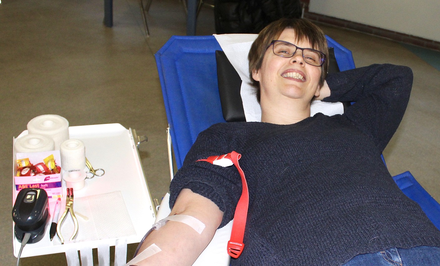 Schulleiterin Renate Holfter beim Blutspenden