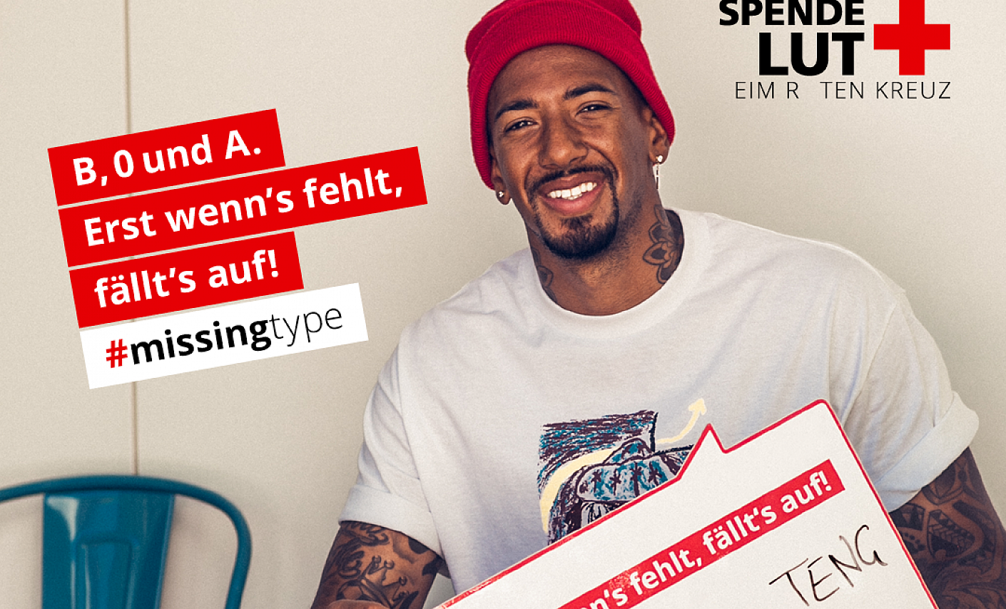 Jérôme Boateng mit Schild der missingtype-Kampagne.