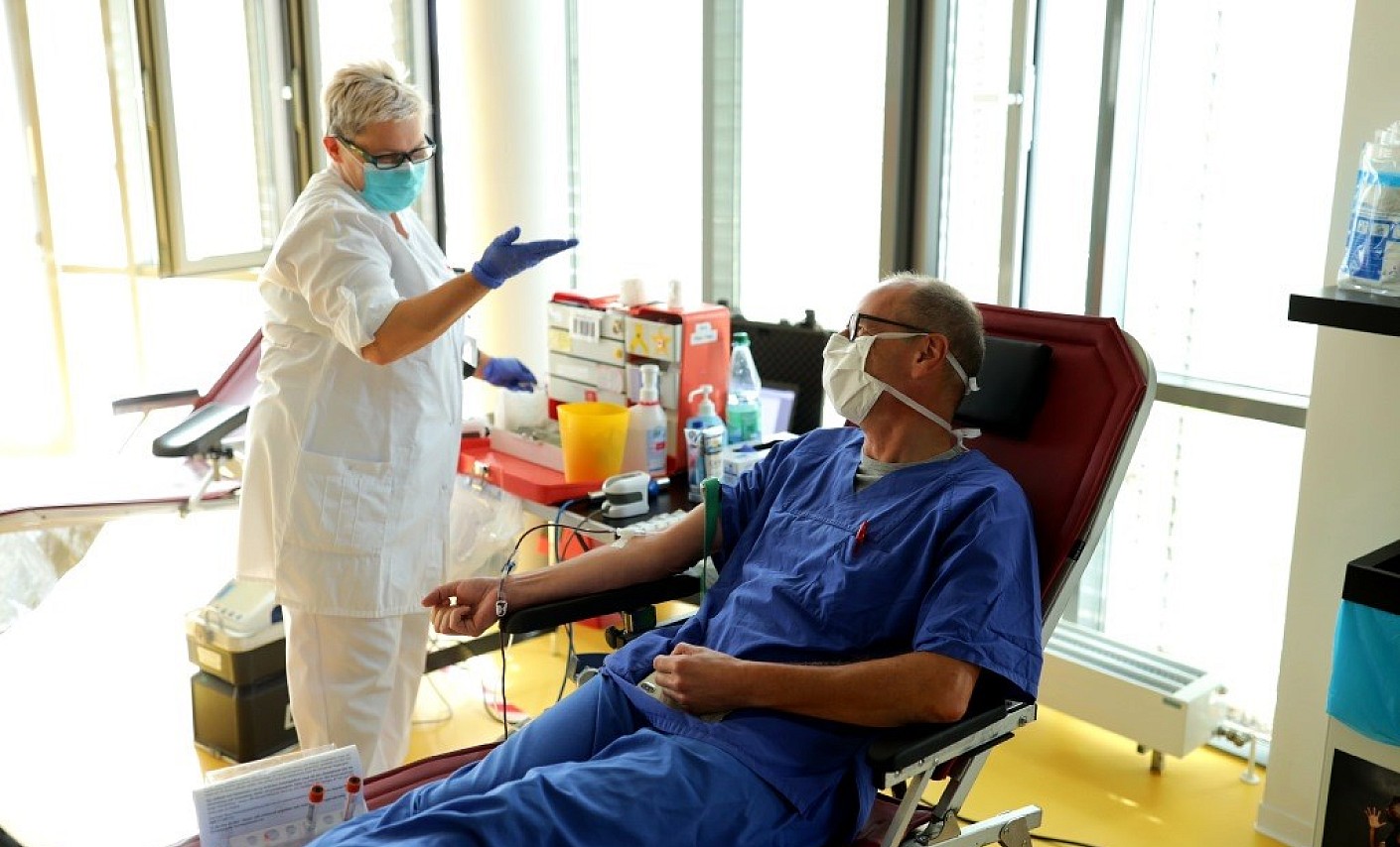 Prof. Dr. Gerhard Hindricks leistet seine Blutspende