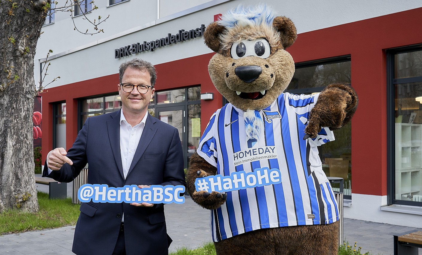 Hertha-Maskottchen Herthinho und Wolfgang Rüstig, Geschäftsführer DRK-Blutspendedienst Nord-Ost