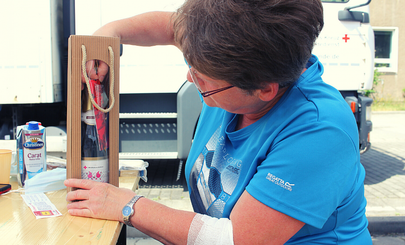 Frau Altenburger bei der Sommer-Blutspendeaktion in Cottbus