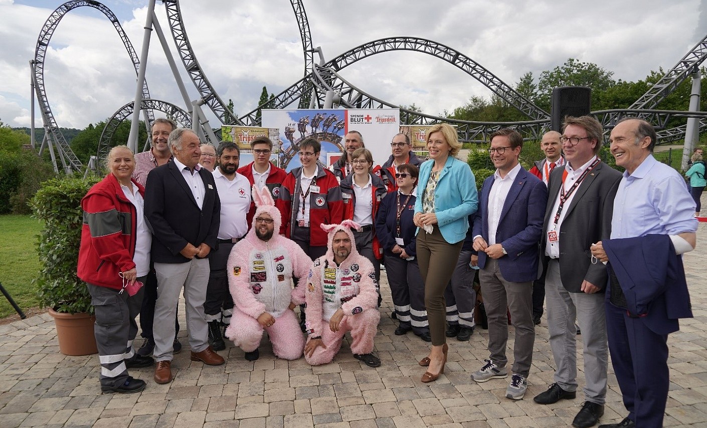 Schirmherrin Julia Klöckner und die langjährigen ehrenamtlichen Helfer der Blutspendeaktion in Tripsdrill haben sich für ein Foto aufgestellt