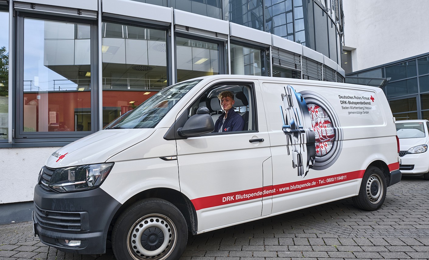 Unser Mitarbeiter sitzt startklar im Belieferungsfahrzeug 