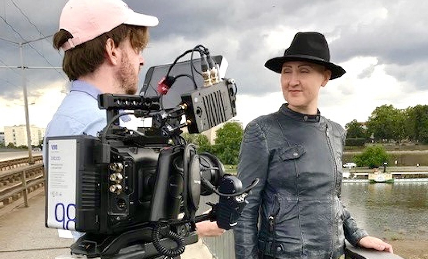 Laura wird in Dresden von der Kamera begleitet