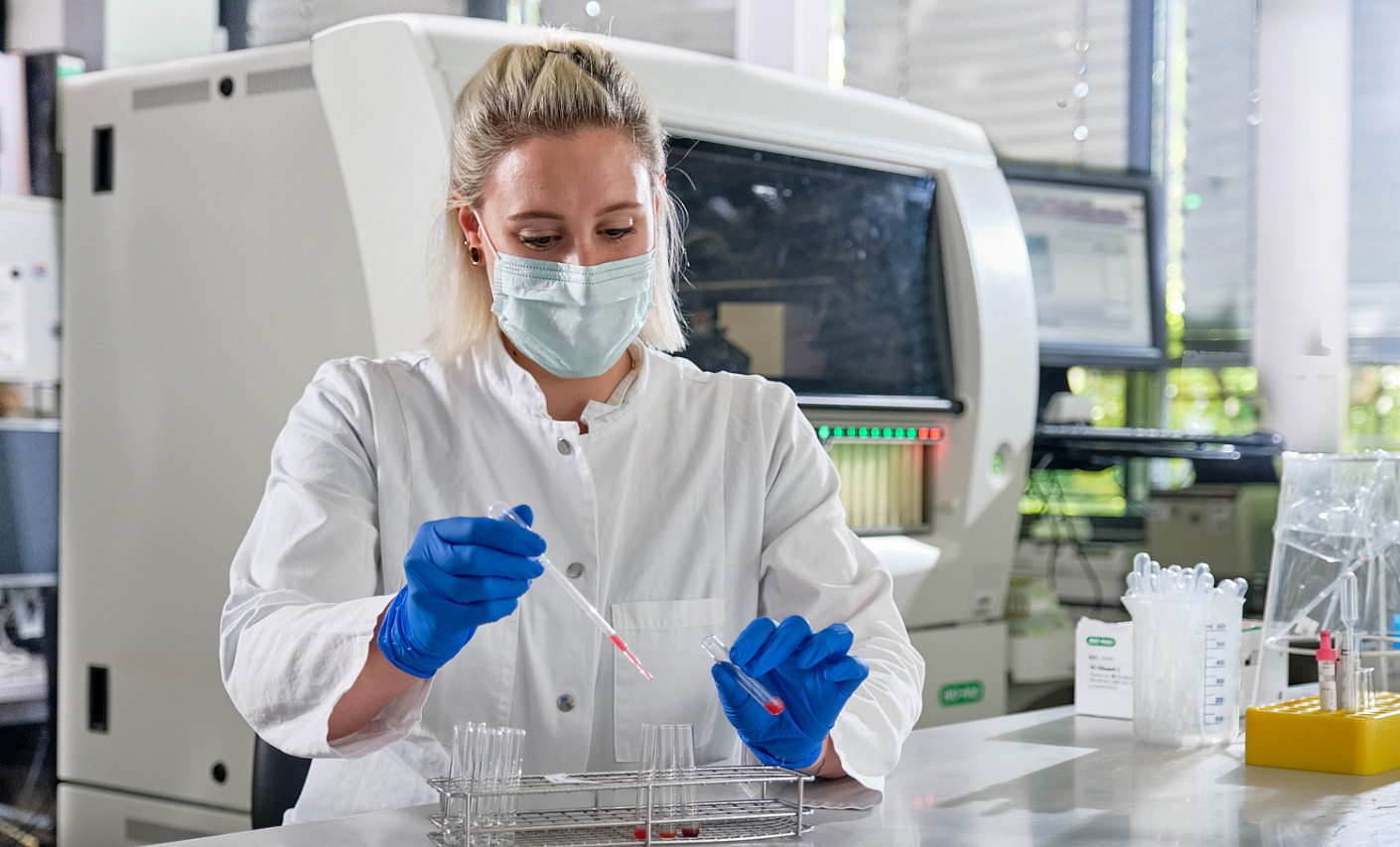 Eine Mitarbeiterin führt die Kreuzprobe durch. 