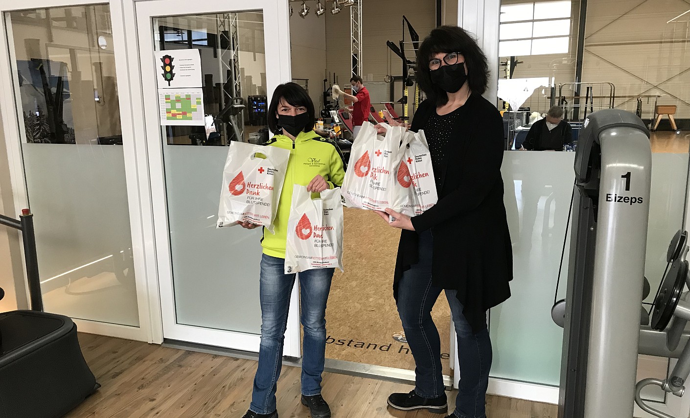 Mandy Franke (links, Betreiberin Vital) und Kathleen Bräuer (Studioleiterin) präsentieren die Geschenktüten für die Blutspendenden 