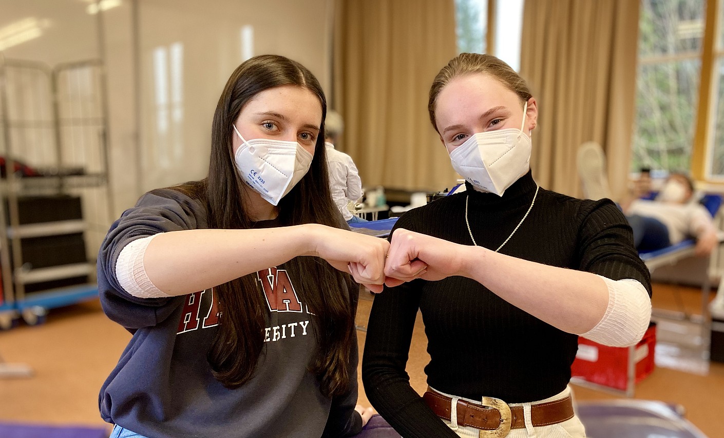 Abiturientinnen der IGS Faldera spenden Blut in Neumünster