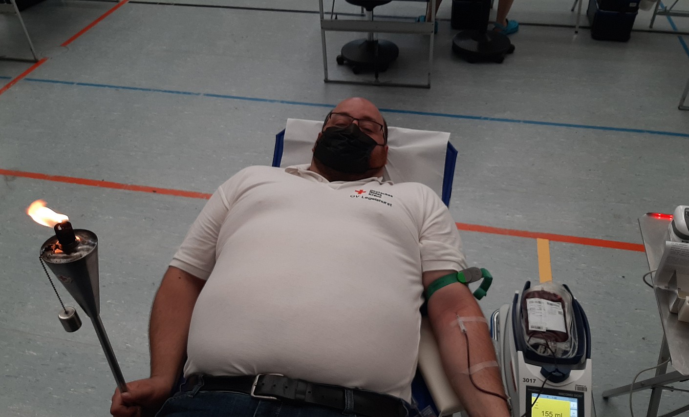 Mit der Fakel in der Hand Blutspenden
