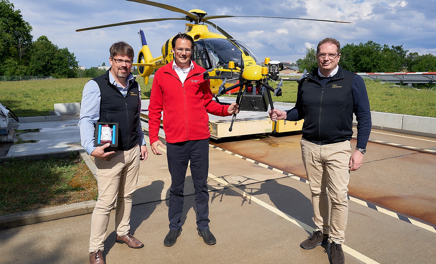 ADAC Luftrettung DRK-Blutspendedienst präsentieren die neue Transportdrohne MediCargo