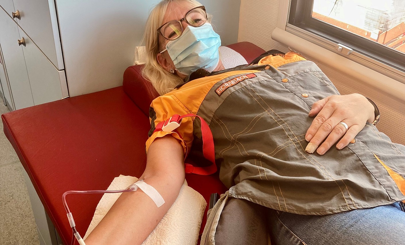 Blutspenderin Martina Samel leistet ihre Erstspende im DRK-Blutspendemobil