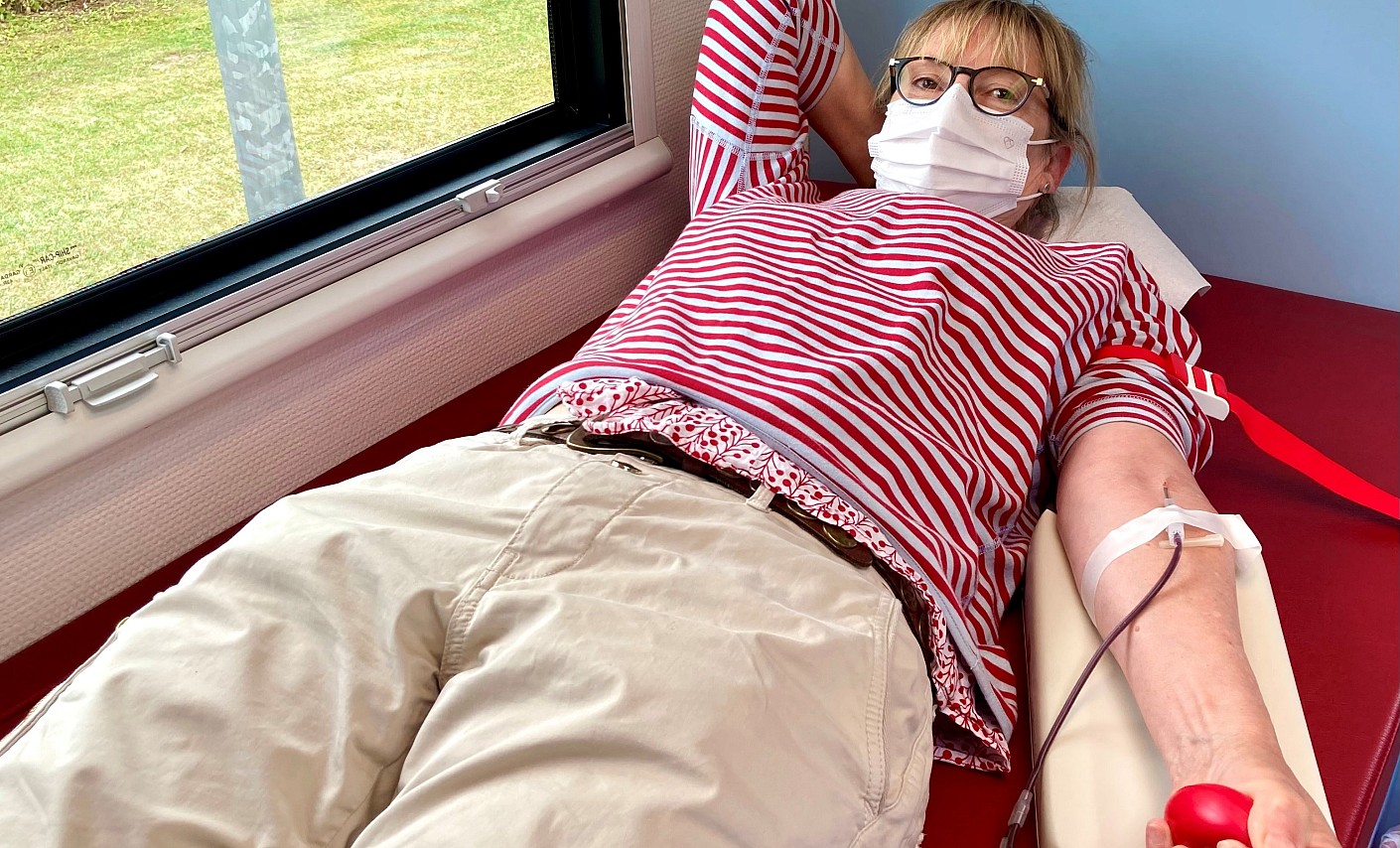 Blutspenderin Heike Rick spendet im DRK-Blutspendemobil in Kiel