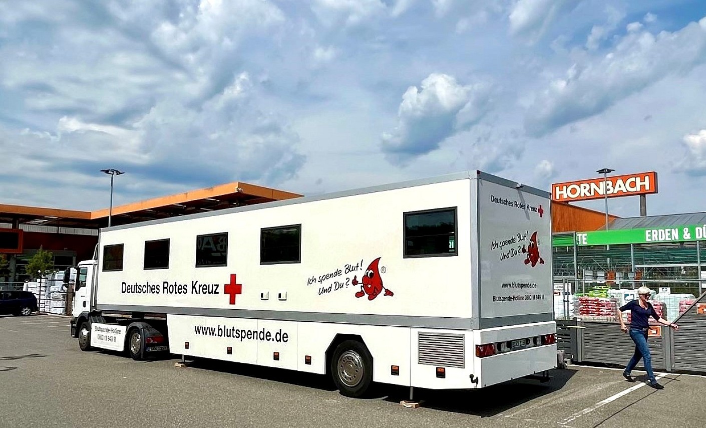 DRK-Blutspendemobil steht vor Hornbach in Hamburg