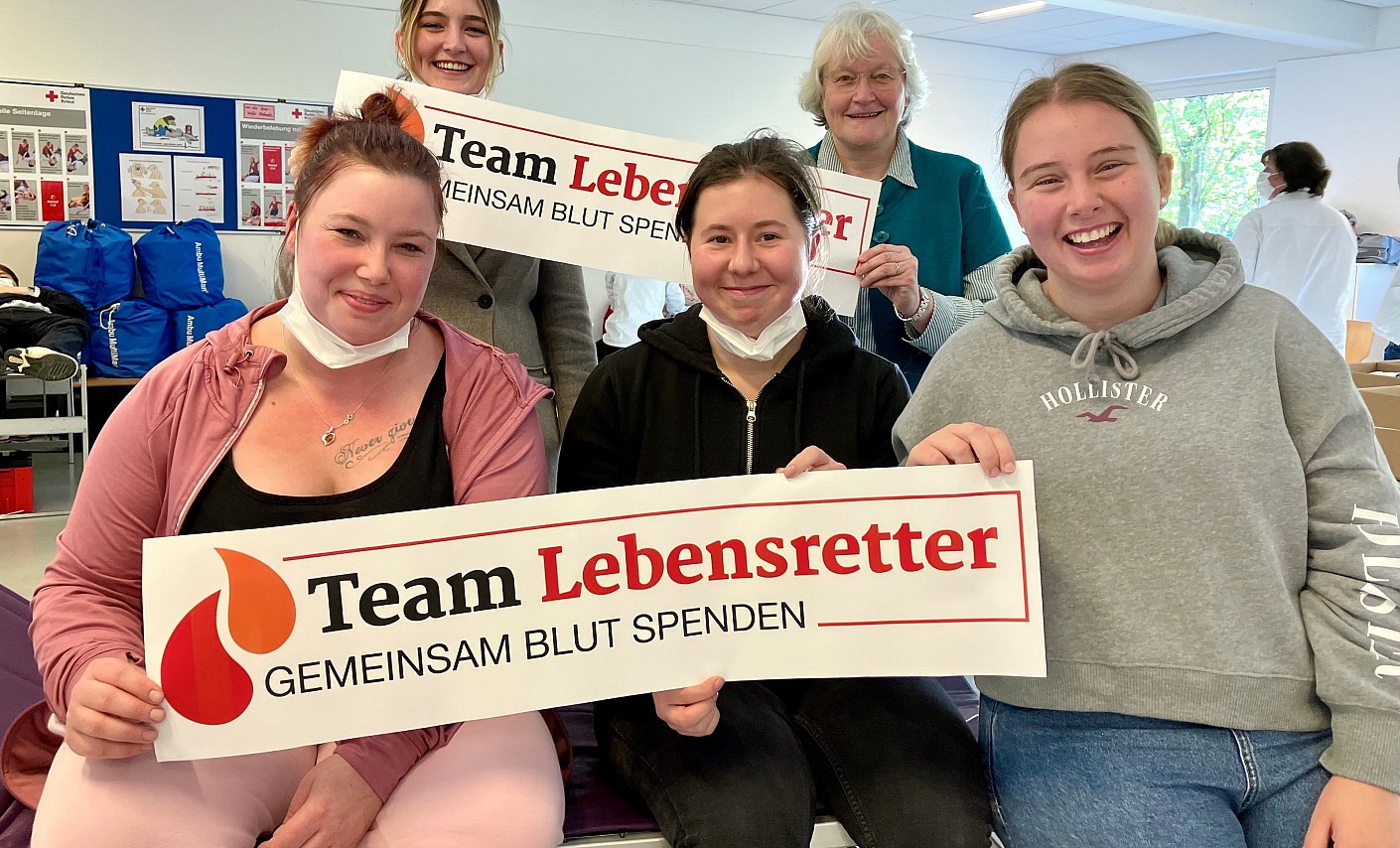 Gruppe von Blutspenderinnen an einer Berufsschule Team Lebensretter