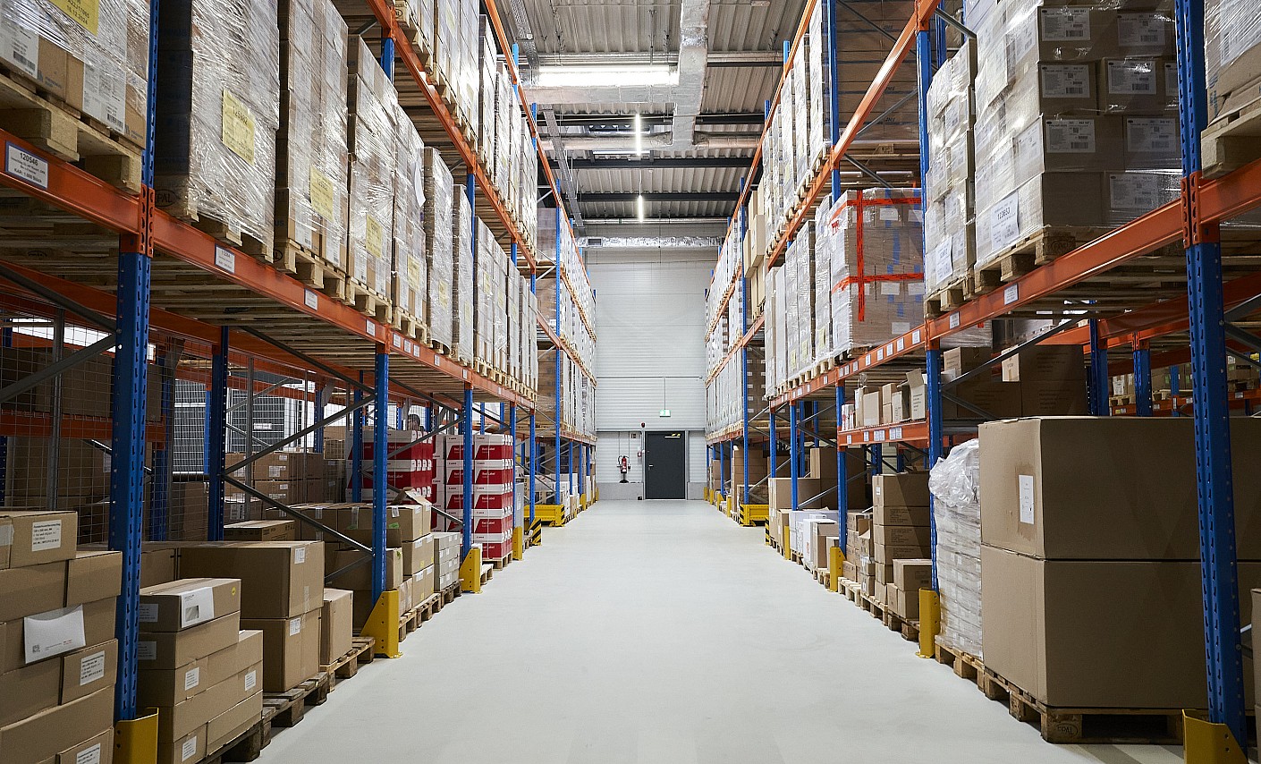 Das Materiallager im DRK-Logistikzentrum Großbeeren Hohe Regale im DRK-Logistikzentrum Großbeeren