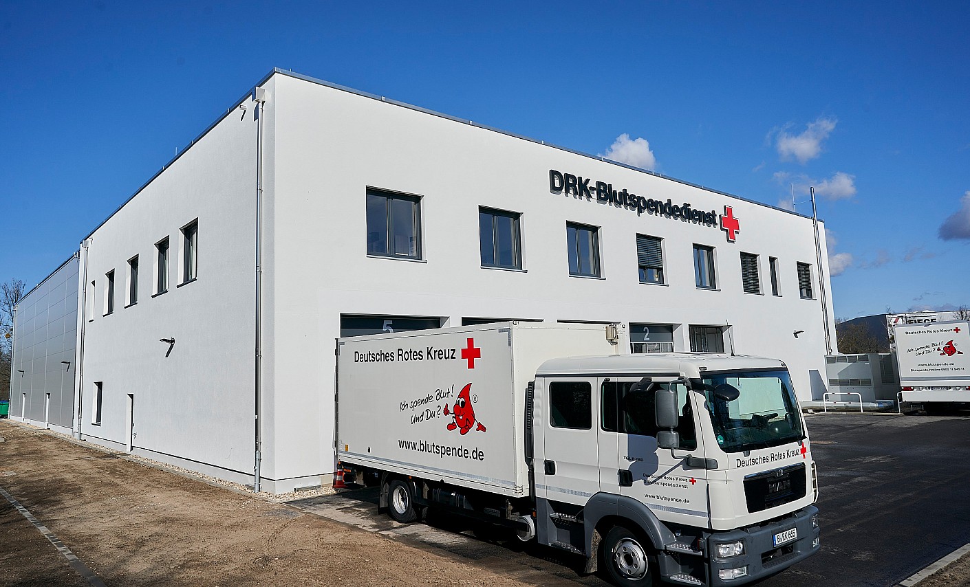 DRK-Blutspendemobil am Standort Großbeere Das DRK-Blutspendemobil steht vor dem DRK-Logistikzentrum