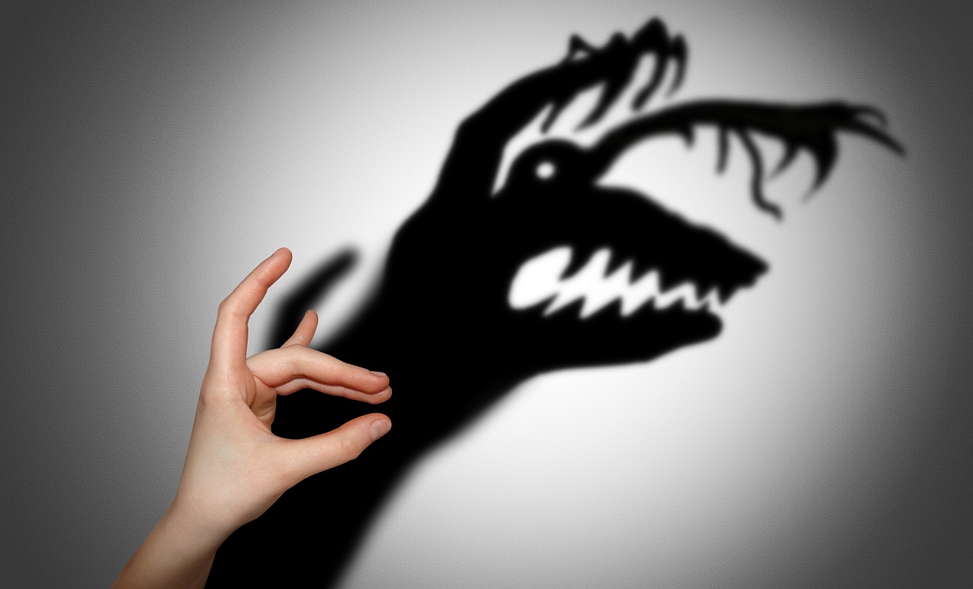 Blutspende - nicht so schlimm Hand macht Schattenspiele - aus dem Hund wird ein Monster