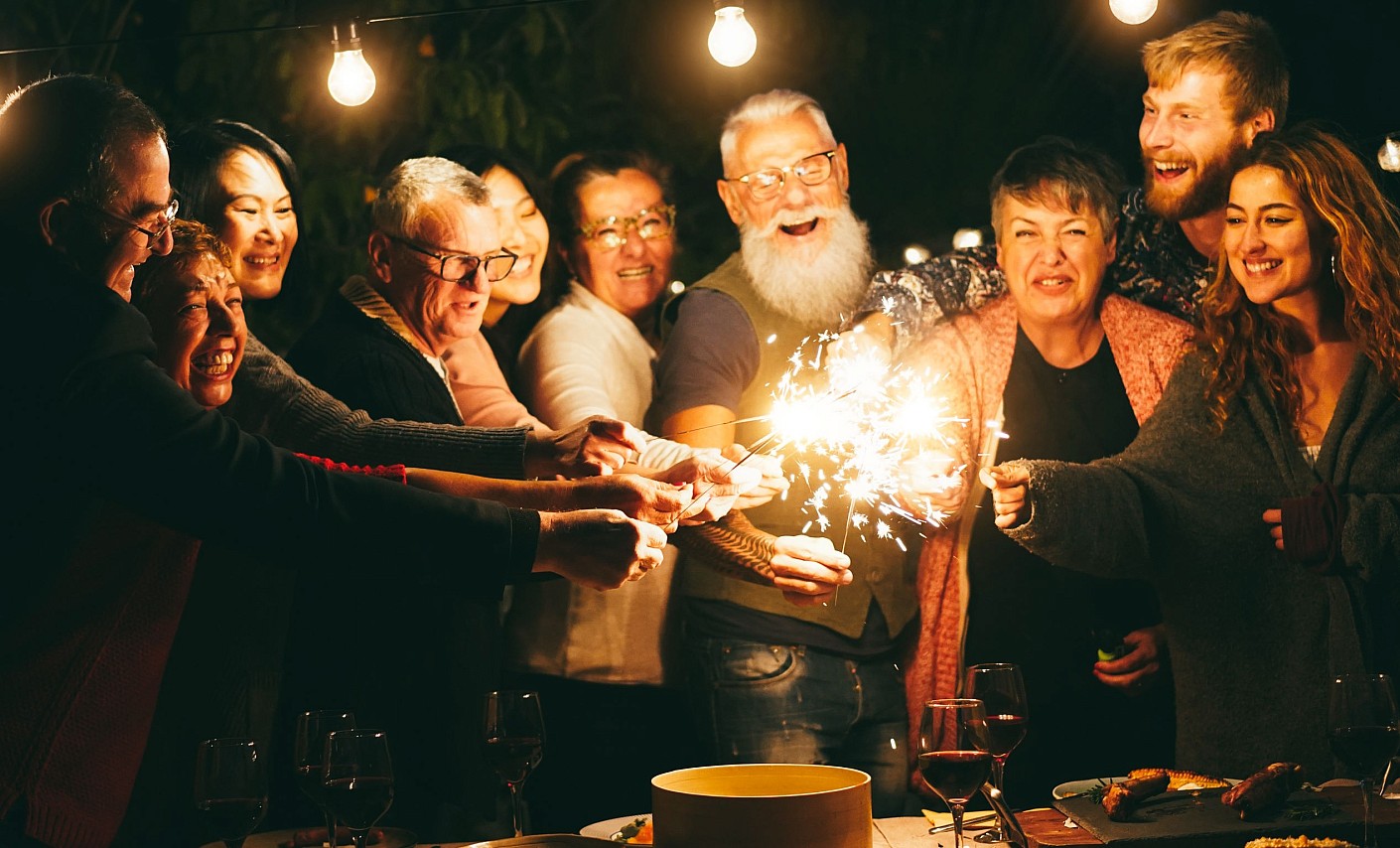 Familie und Freunde entzünden gemeinsam Wunderkerzen