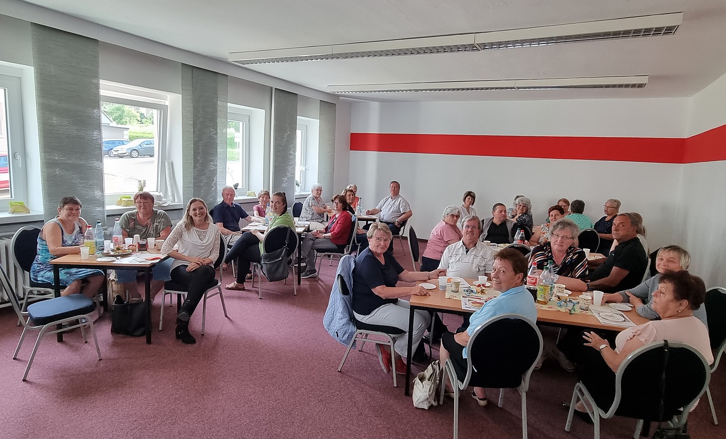 Helferinnen und Helfer lauschen aufmerksam im Schulungsraum des DRK-Kreisverbands Stollberg 