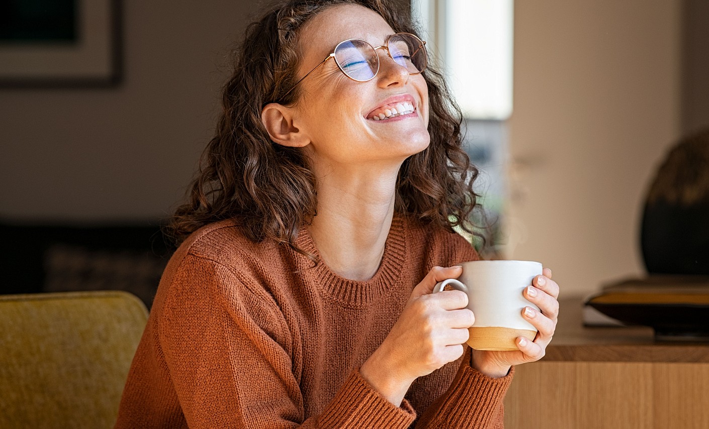 Frau genießt eine Tasse Kaffee