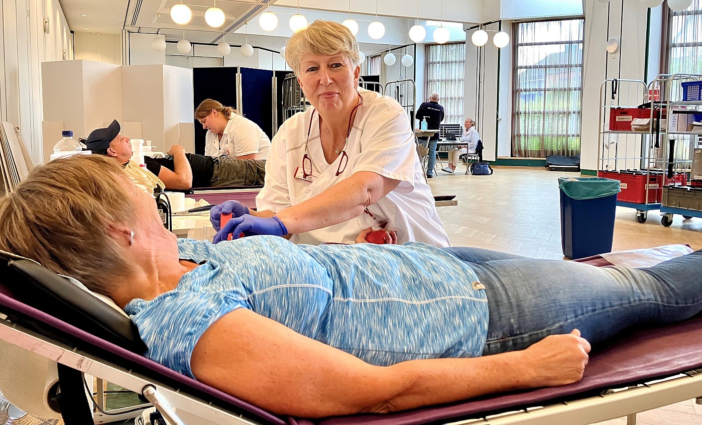 Dagmar bei ihrer Arbeit auf einem Blutspendetermin blutspende-Spenderin-blutentnahme