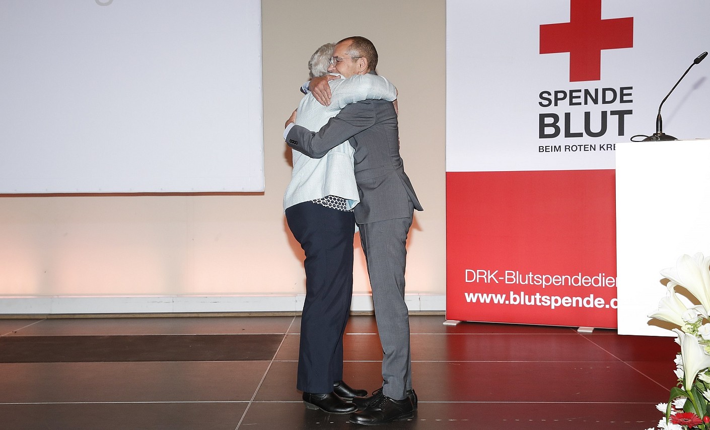 Bewegende Geste auf der Bühne: Kai-Uwe Parsons-Galka hat auch dank Blutspenderinnen überlebt Ehrungsveranstaltung-Jubiläum