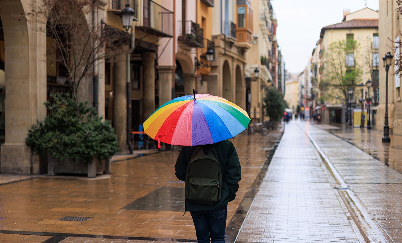 Person mit Regenschirm in der Fussgängerzone