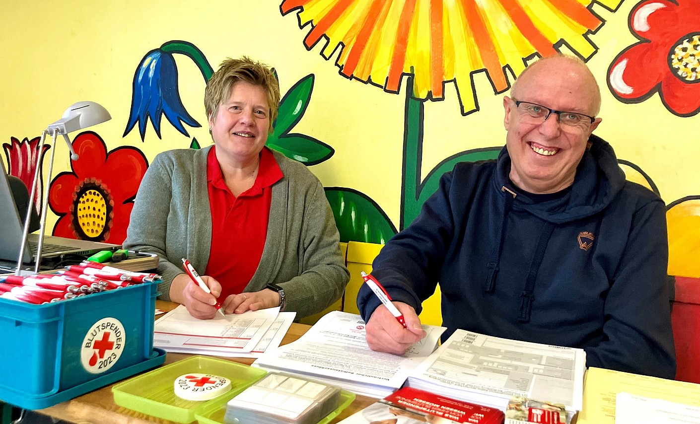 Janka Siegfried und Andreas Kock an der Spenderanmeldung DRK-Blutspende-anmeldung-ehrenamt