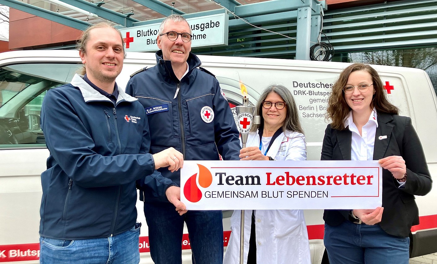 Die Fackel wurde vom DRK-Kreisverband Stormarn an den Blutspendedienst übergeben fackellauf nach solferino-gruppe-blutspendedienst-fackel