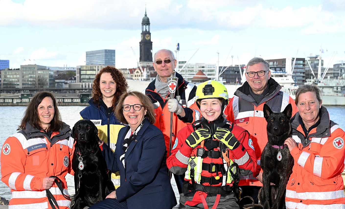 Gruppenbild bei der Fackelübergabe in Hamburg