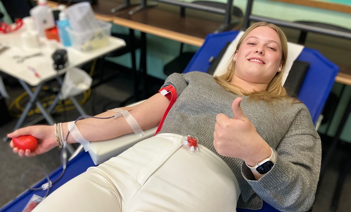 Nur wer gesund und fit ist, kann Blut spenden drk-blutspende-spenderin-blutspenderin-frau