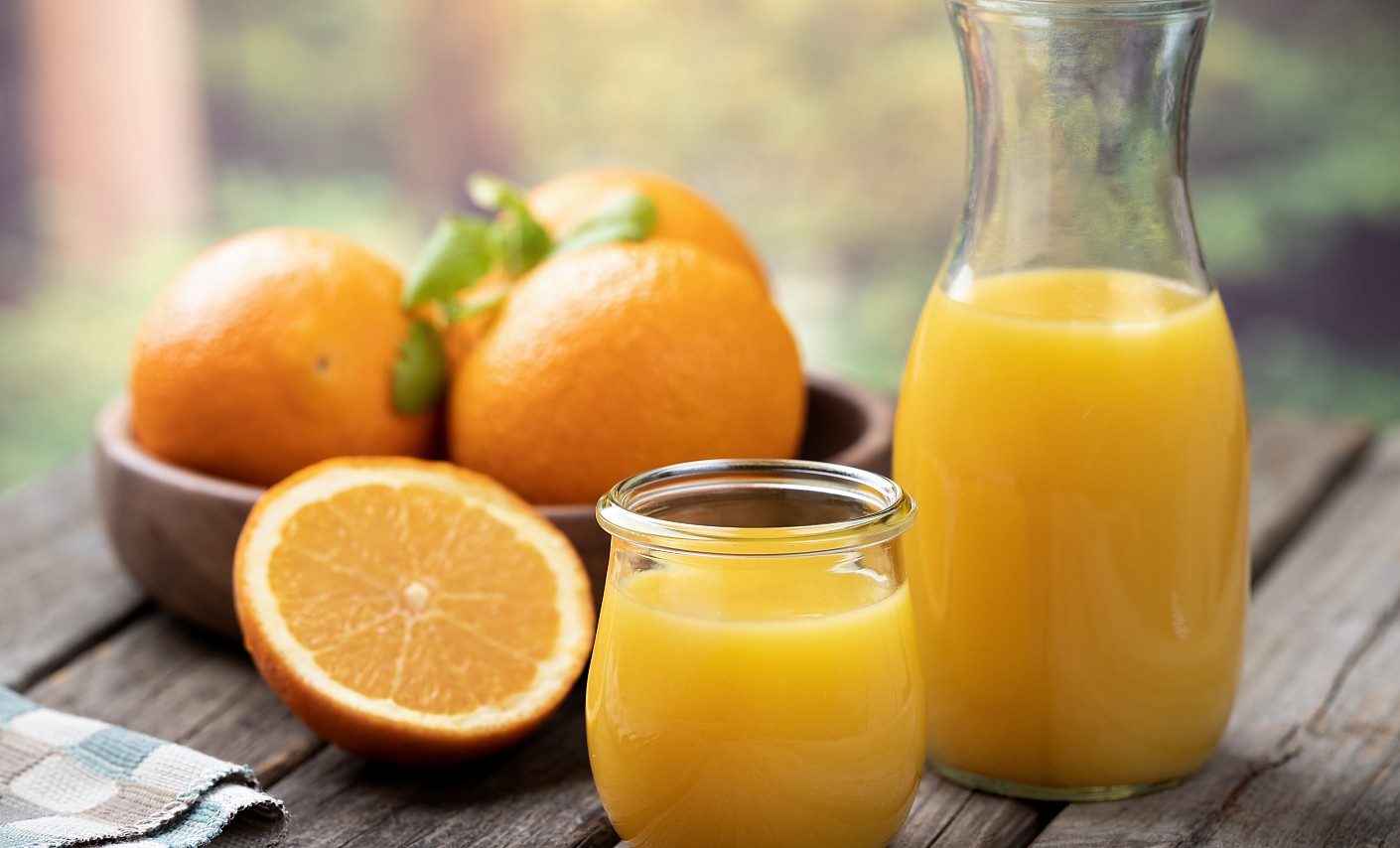 Um dem Körper die Aufnahme von Eisen zu erleichtern, sollte man ein Glas Orangensaft zum Essen trinken ernährung-blutspende-orangensaft