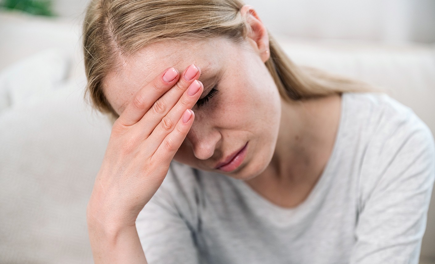 Folgen eines zu niedrigen HB-Wertes können Müdigkeit und Schwindel sein Frau-Schwindel-Krankheit-Haemoglobin
