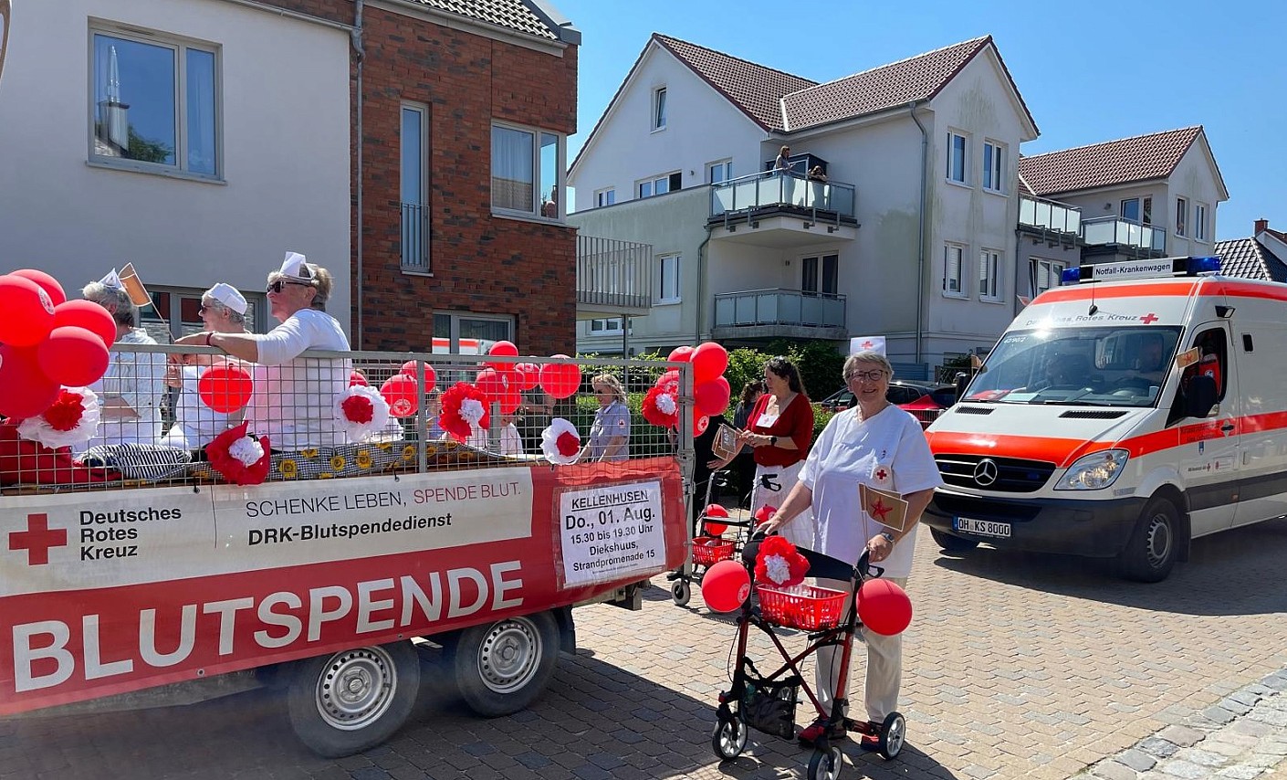Der DRK-Wagen auf dem Festumzug in Kellenhusen festumzug-drk-blutspende