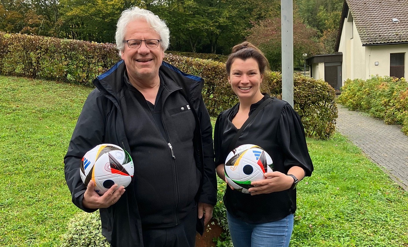Ballübergabe an das Jugenddorf Klinge Ballübergabe an das Jugenddorf Klinge