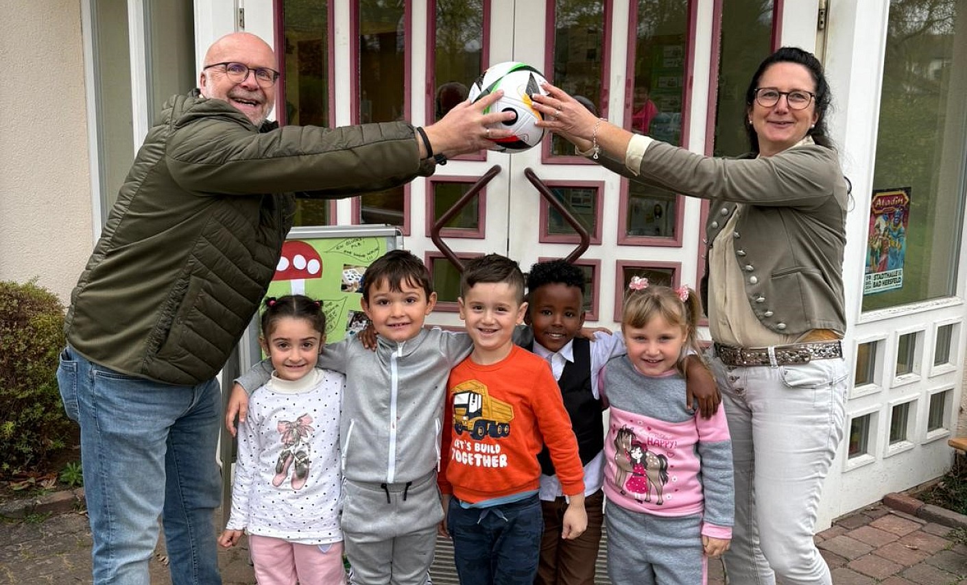Ballübergabe durch Udo Sauer an den Kindergarten Ballübergabe durch Udo Sauer an den Kindergarten