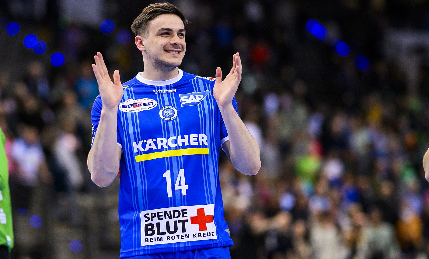 Ein Spieler trägt das Spieltagstrikot mit DRK-Blutspende-Logo.
