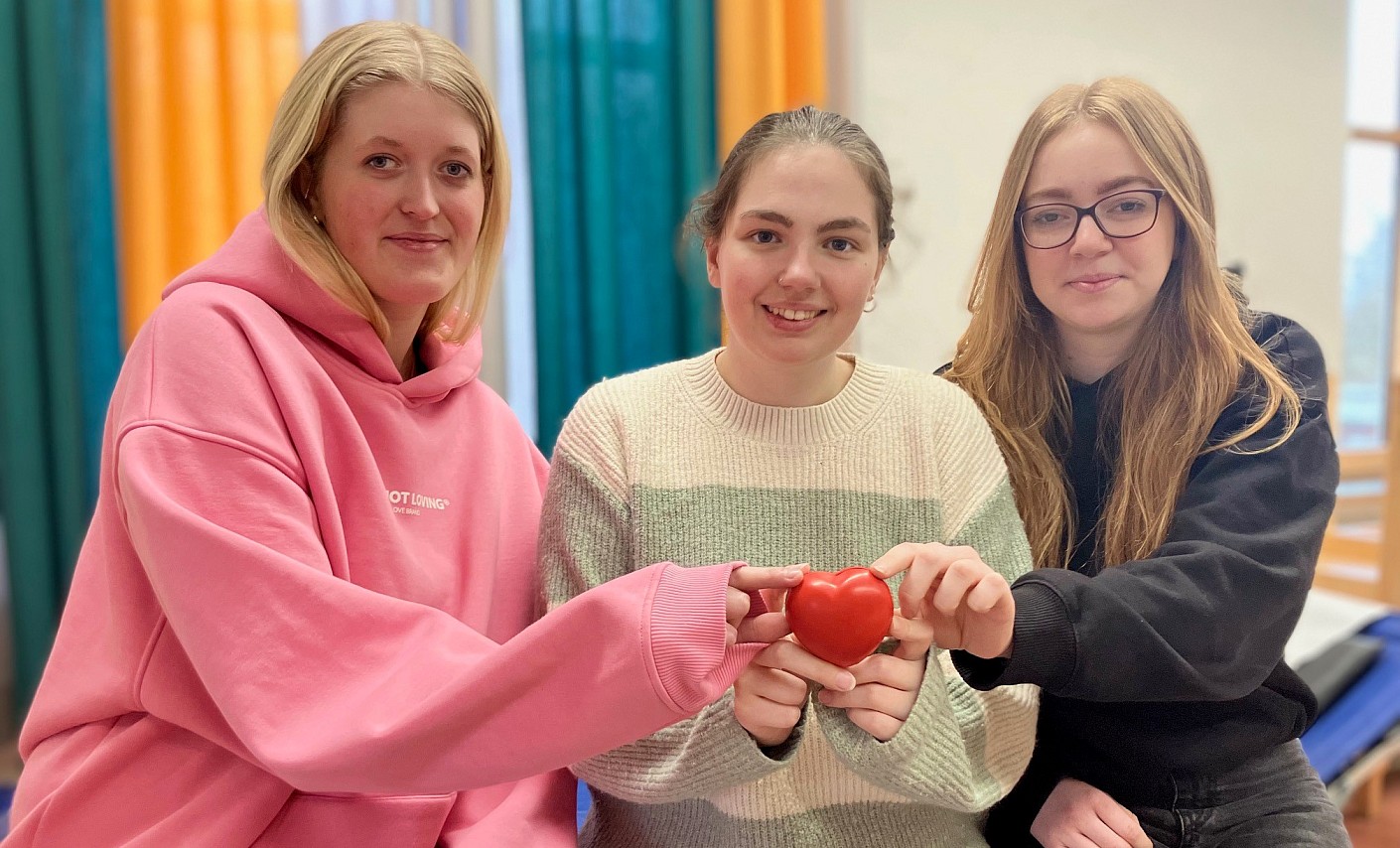 Jolina, Sophie und Abi waren im Organisationsteam für die Blutspendeaktion an der IGS Faldera gruppenbild-frauen-präsentieren-herz-blutspende