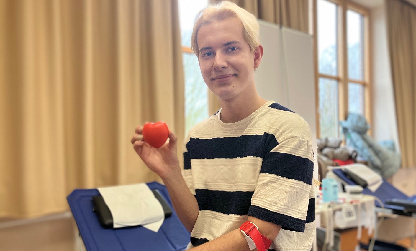 Julian war einer der ersten (Erst)spender an seiner Schule schüler-sitzen-blutspende-herz