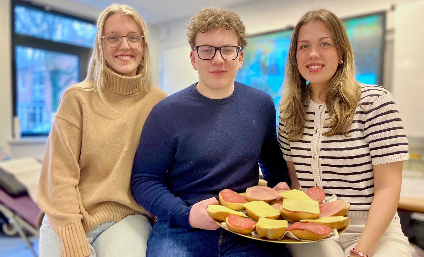 Lara Sophie, Justus Aaron und Amelina haben sich um die Spenderverpflegung gekümmert gruppenbild-sitzen-verpflegung-blutspende-schülerinnen