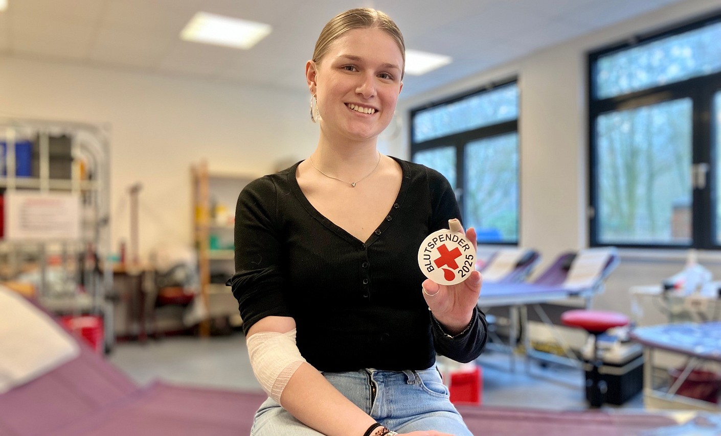 Lina hat an der Klaus-Groth-Schule in Neumünster ihre Erstspende geleistet frau-sitzen-halten-logo-blutspende-blutspenderin