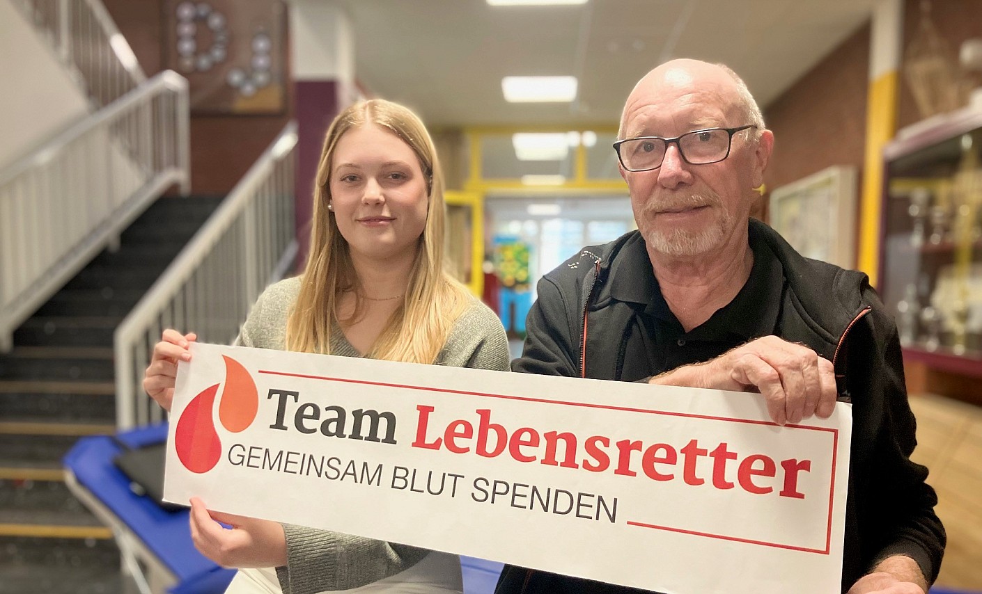 Vorbildlich: Ein älterer Blutspender scheidet aus, eine Erstspenderin beginnt blutspender-lebensretter-team-erstspenderin