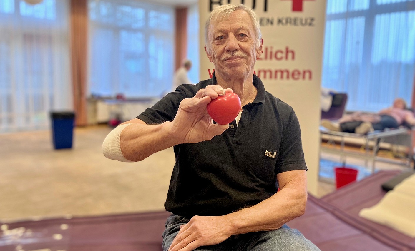 Günter Ilinsch erfüllt mit 75 Jahren alle Spendekriterien blutspender-senior-herz-blutspende-sitzen