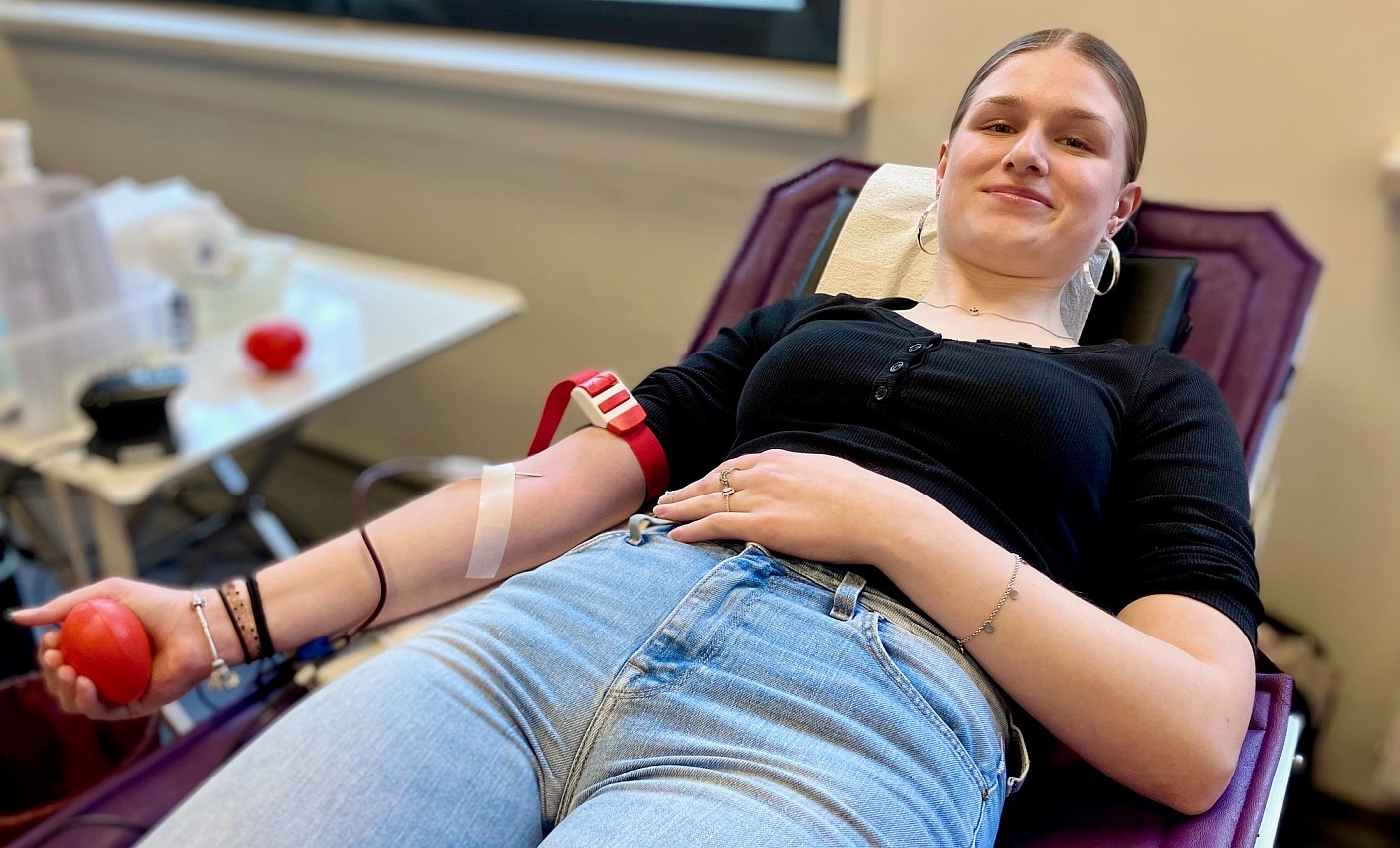 Aus dem halben Liter einer Blutspende wird anschließend unter anderem ein Erythrozytenkonzentrat hergestellt frau-spnederin-blutspenderin-blutspende-liegen-lächeln