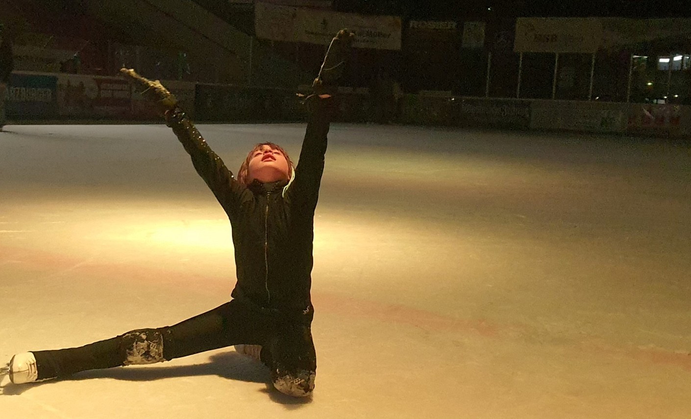 Neue Kraft tanken auf dem Eis Mädchen beim Eiskunstlauf